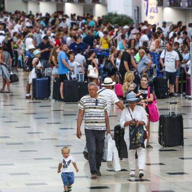 Uçaklar adeta mekik dokudu: 6 ayda 5 milyondan fazla turist Antalya'ya ayak bastı