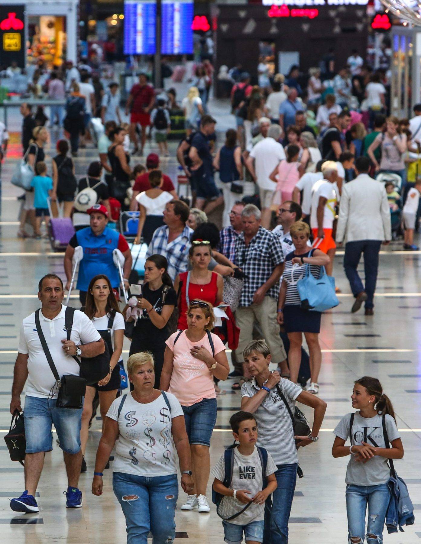 Uçaklar adeta mekik dokudu: 6 ayda 5 milyondan fazla turist Antalya'ya ayak bastı