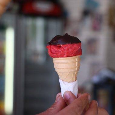 Kavurucu sıcaklar geldi, Elazığ'ın C vitamini deposu vişne dondurmasına ilgi arttı