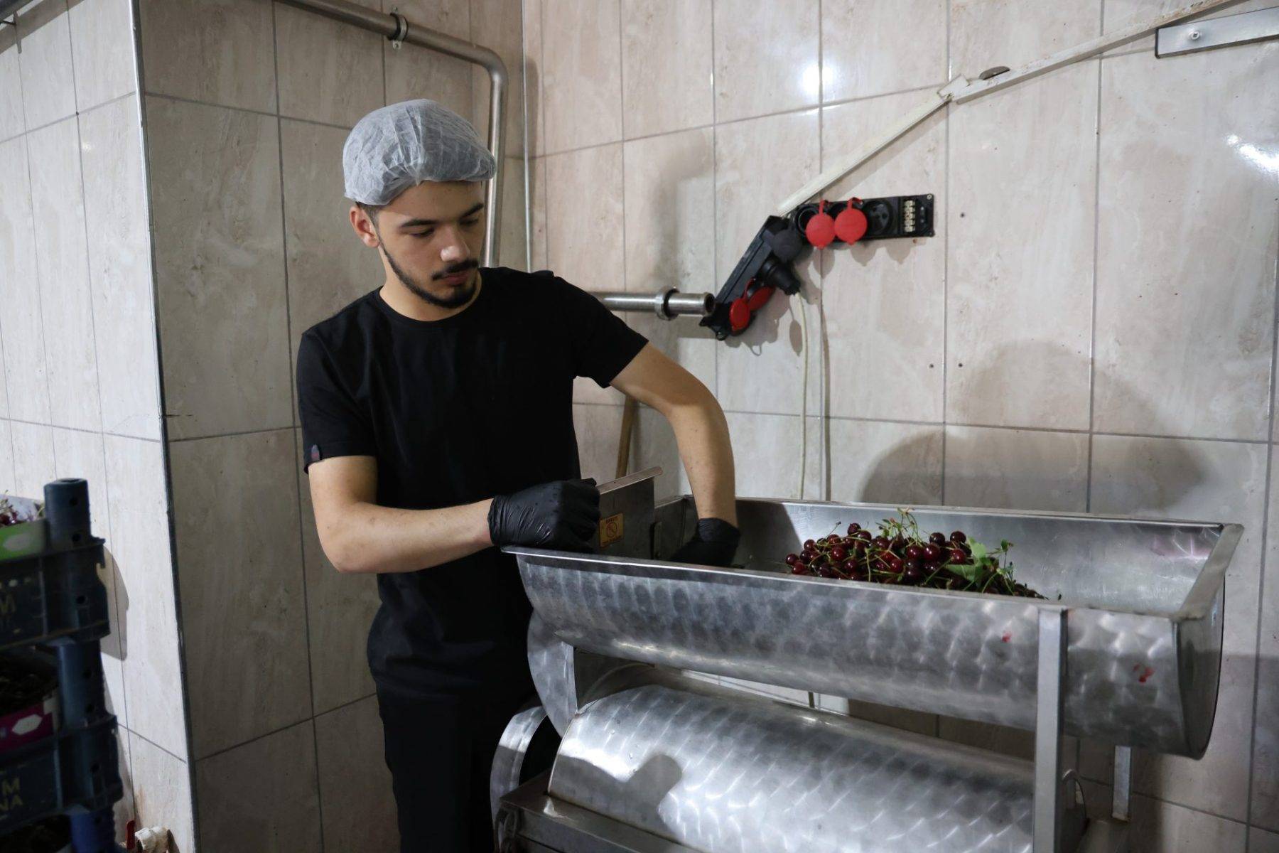 Kavurucu sıcaklar geldi, Elazığ'ın C vitamini deposu vişne dondurmasına ilgi arttı