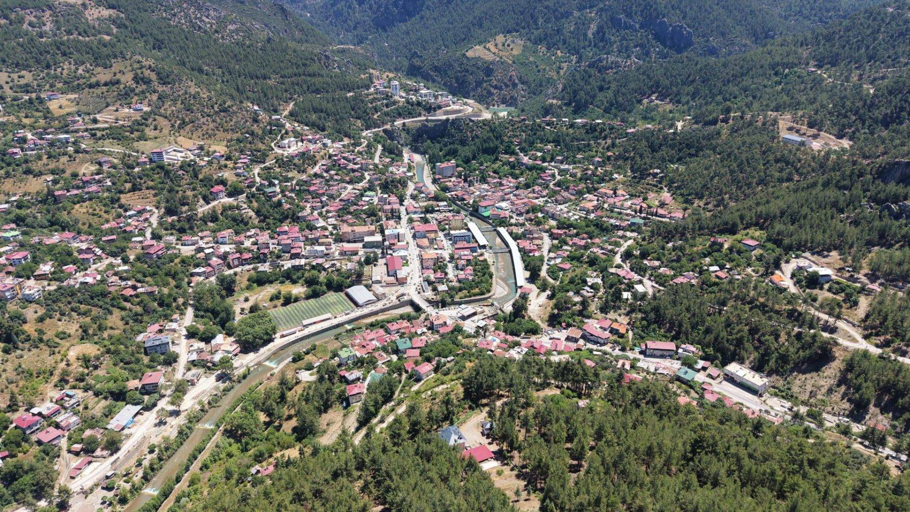 Adana'da sıcaktan bunalanlar 800 rakımdaki cam terasta nefes aldı