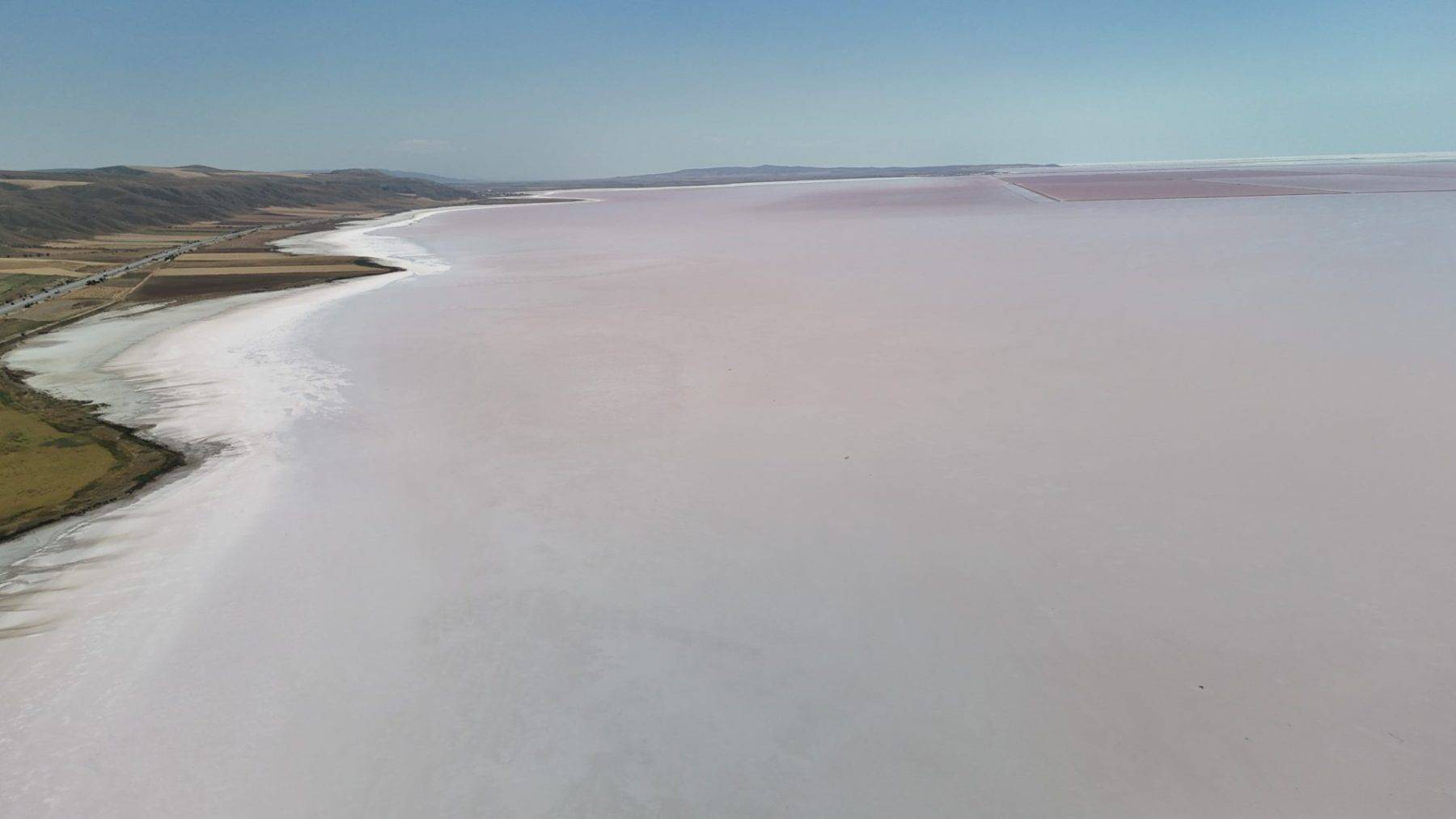 Rengi pembeye döndü, turistler akın etti: Şifa aramaya Tuz Gölü'ne geldiler