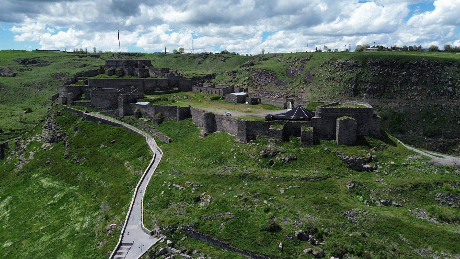 Savaşları ve kuşatmaları sapasağlam atlattı: Kars Kalesi'nin UNESCO bekleyişi