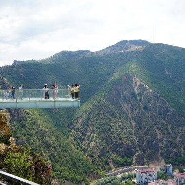Çıkmak yürek ister! Torul Kalesi Cam Seyir Terası'na yoğun ilgi