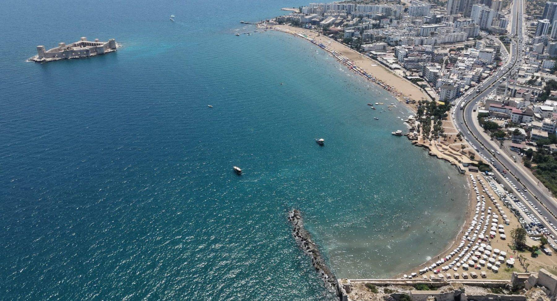 Gelen kendini denizde buluyor! Mersin'de sıcaktan kaçanlar plajlara akın etti
