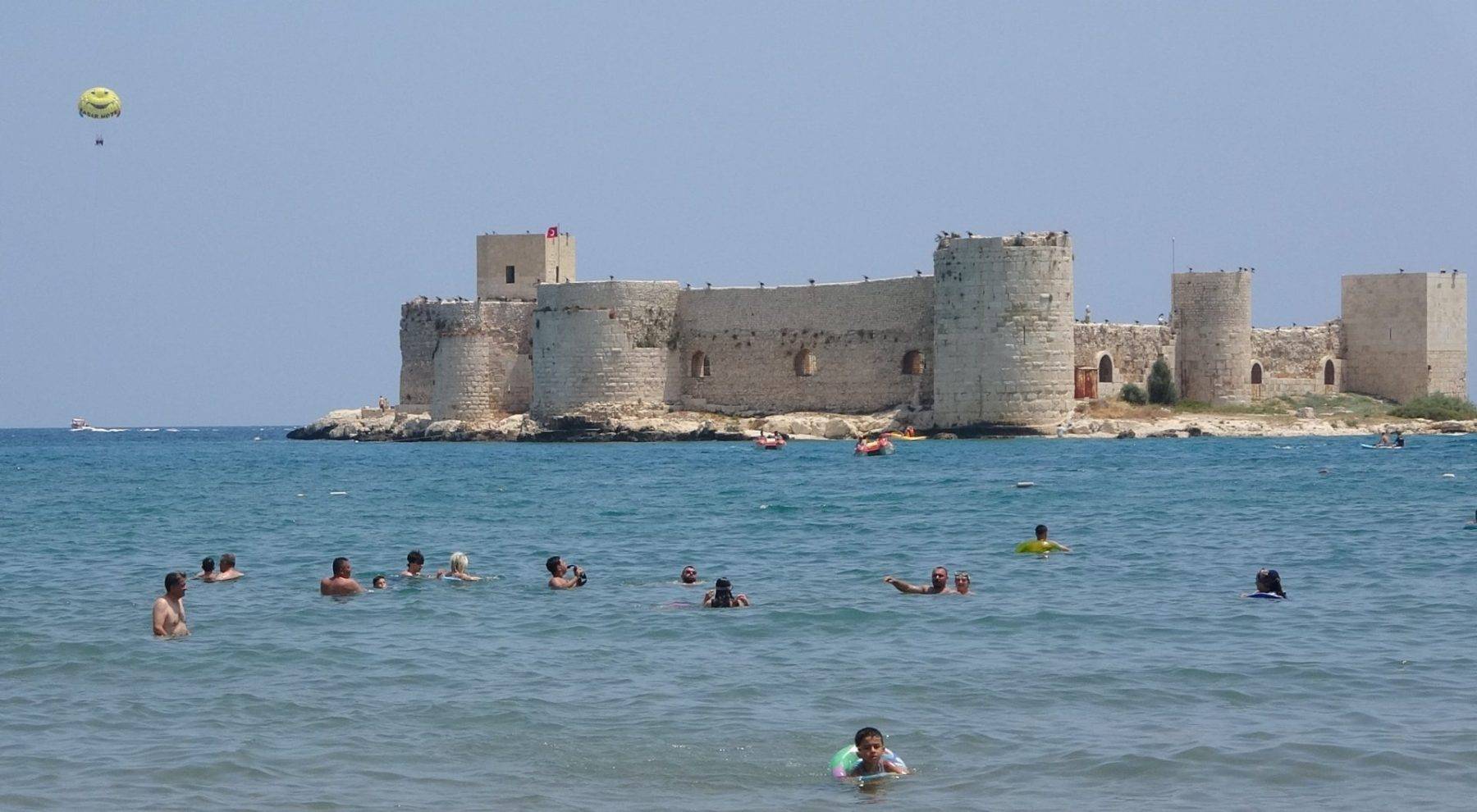 Gelen kendini denizde buluyor! Mersin'de sıcaktan kaçanlar plajlara akın etti