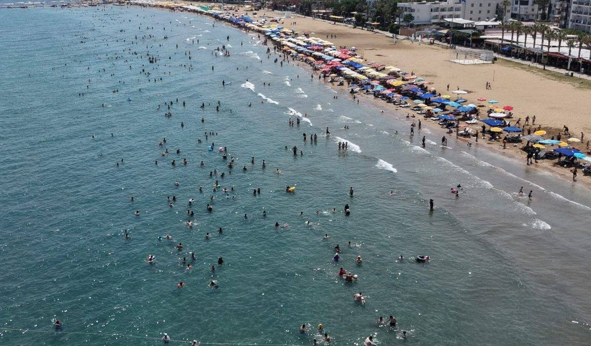 Gelen kendini denizde buluyor! Mersin'de sıcaktan kaçanlar plajlara akın etti