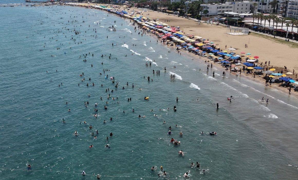 Gelen kendini denizde buluyor! Mersin'de sıcaktan kaçanlar plajlara akın etti