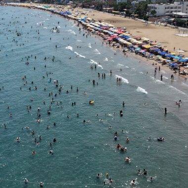 Gelen kendini denizde buluyor! Mersin'de sıcaktan kaçanlar plajlara akın etti