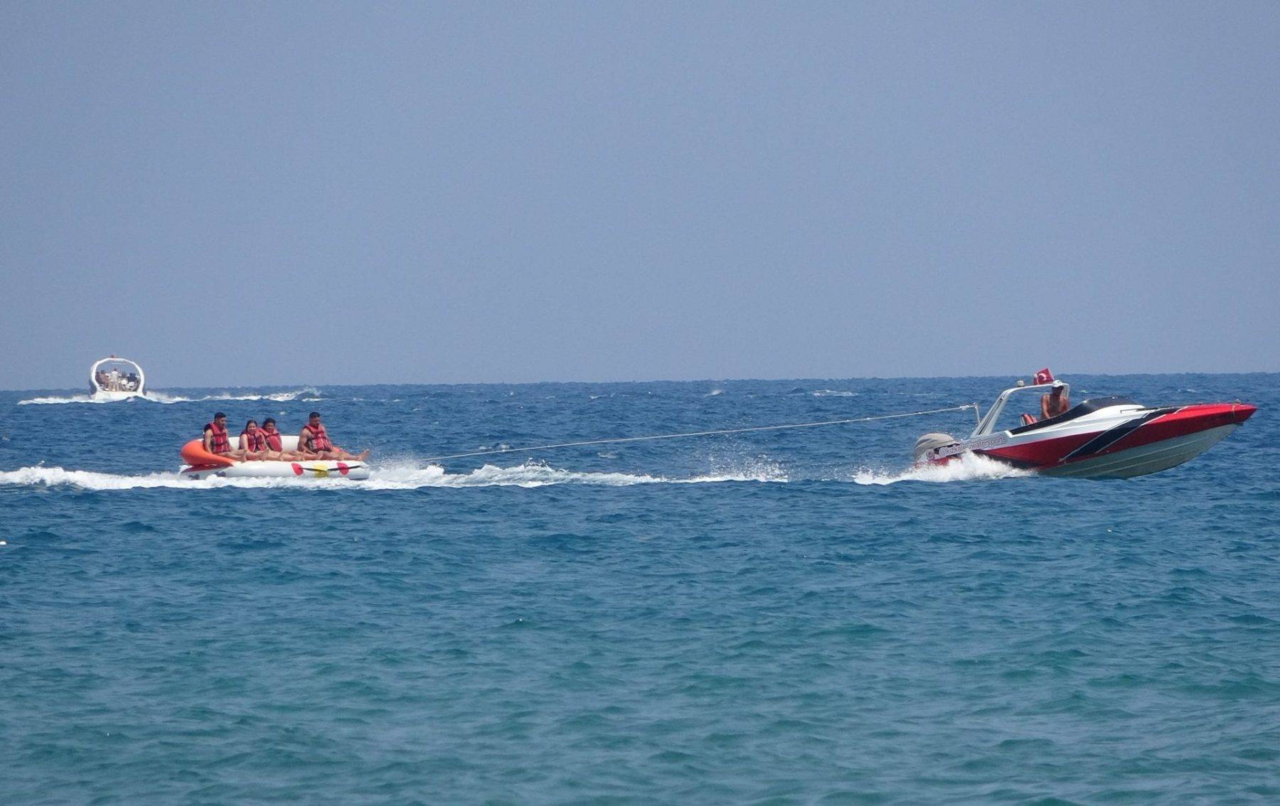 Gelen kendini denizde buluyor! Mersin'de sıcaktan kaçanlar plajlara akın etti
