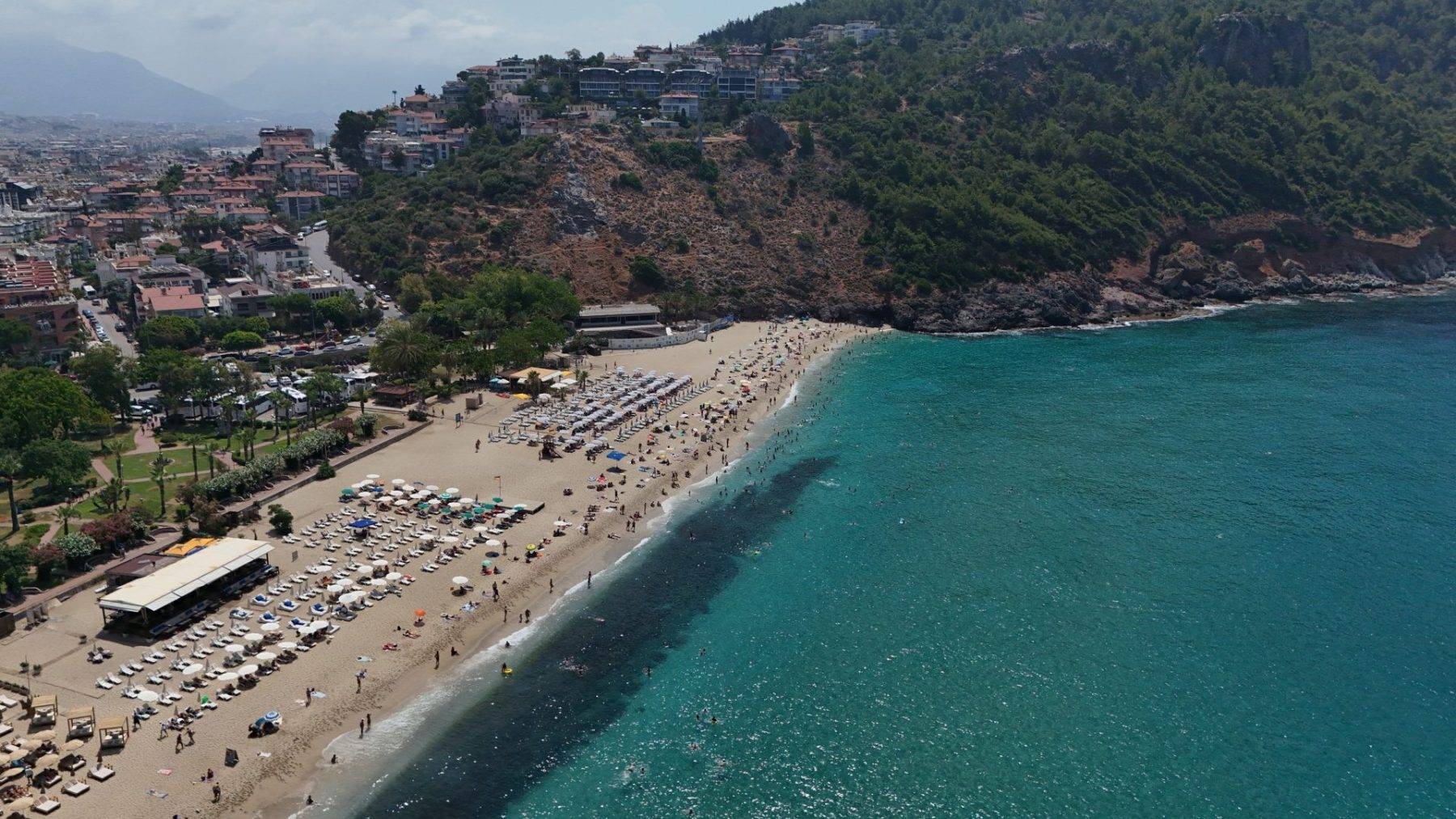 Antalya'nın dünyaca plajında yoğunluk: Deniz suyu sıcaklığını yakaladı