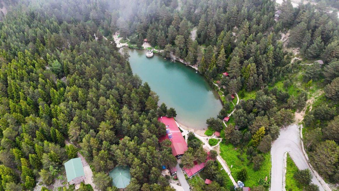 Temmuz ayında mont giydiler: Limni Gölü Tabiat Parkı serinlemek isteyenleri ağırlıyor