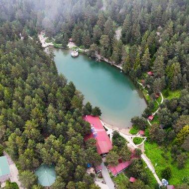 Temmuz ayında mont giydiler: Limni Gölü Tabiat Parkı serinlemek isteyenleri ağırlıyor