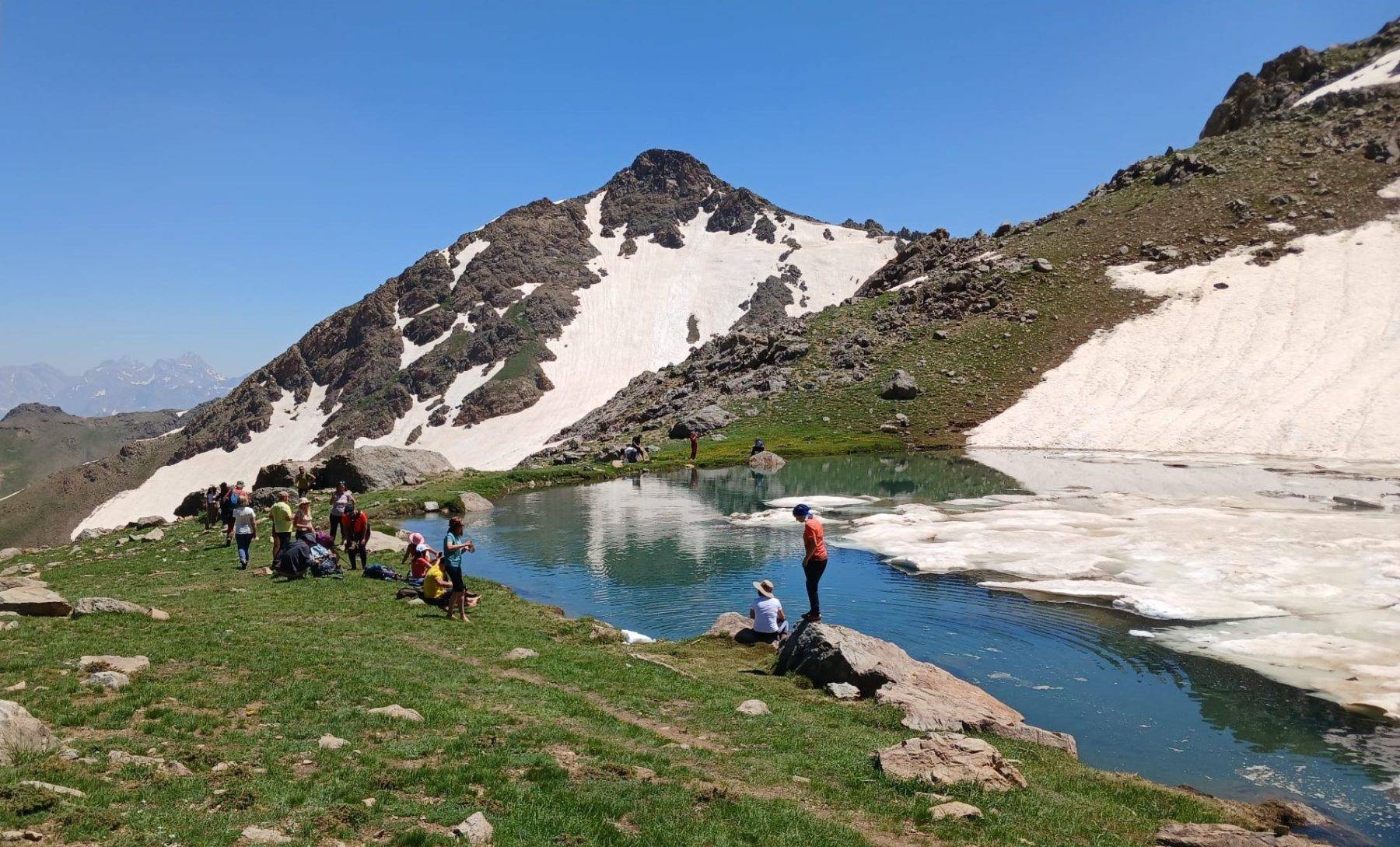 Bana mısın demediler! Hakkari'nin dondurucu suları doğa severleri ağırladı