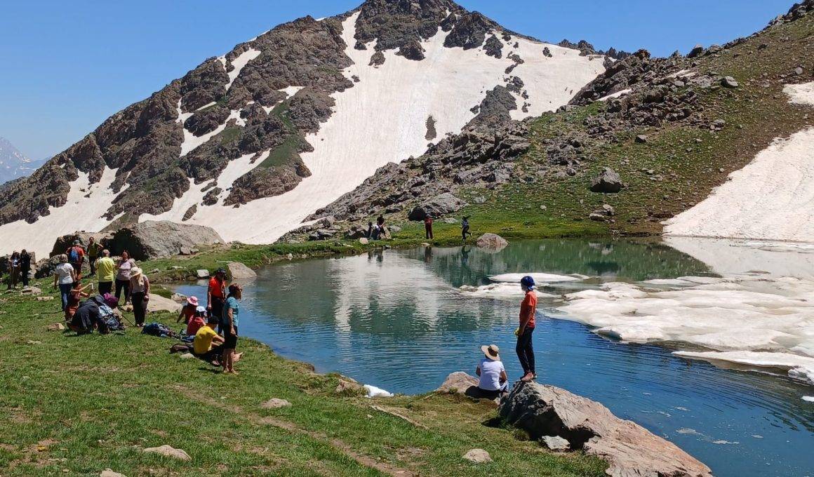 Bana mısın demediler! Hakkari'nin dondurucu suları doğa severleri ağırladı
