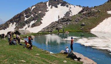 Bana mısın demediler! Hakkari'nin dondurucu suları doğa severleri ağırladı