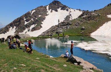 Bana mısın demediler! Hakkari'nin dondurucu suları doğa severleri ağırladı