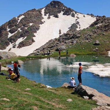 Bana mısın demediler! Hakkari'nin dondurucu suları doğa severleri ağırladı