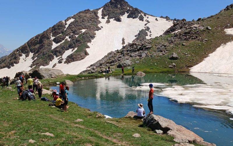 Bana mısın demediler! Hakkari'nin dondurucu suları doğa severleri ağırladı