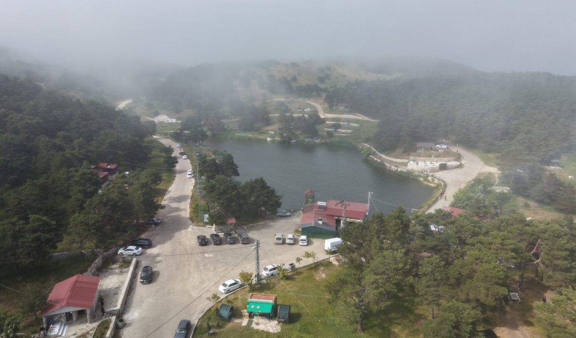 Serinlemek isteyenler soluğu doğal klima etkili Hasanşeyh Göleti'nde aldı