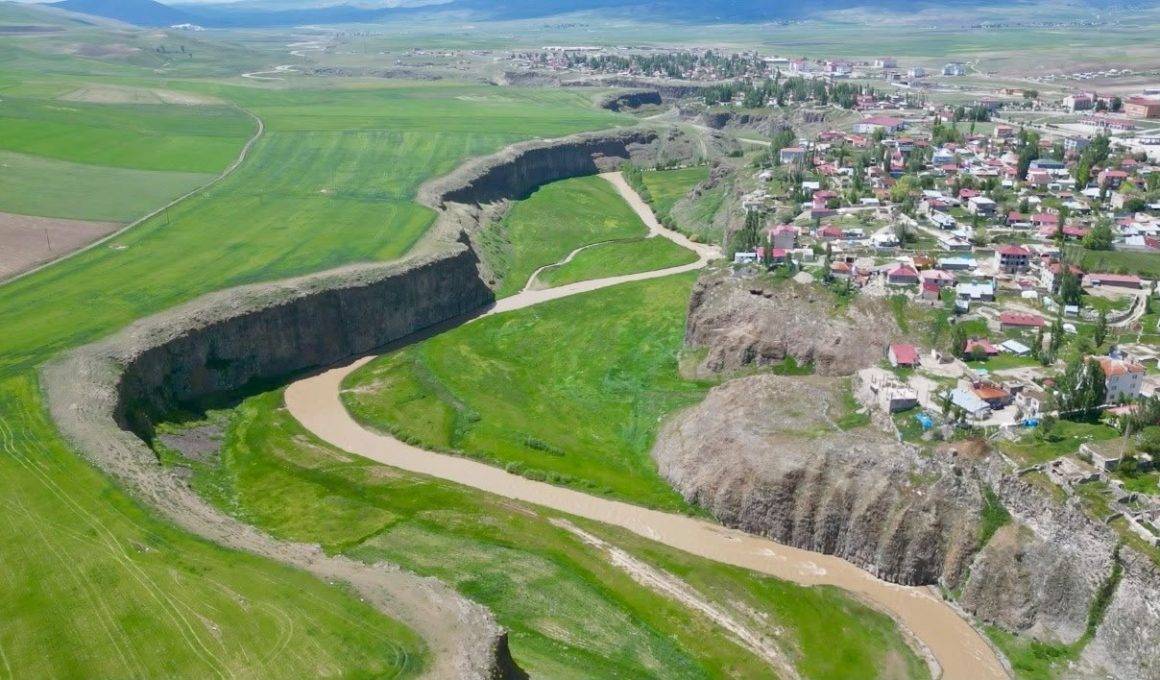 Doğu'nun Ihlara Vadisi olarak da biliniyor: Diyadin Kanyonu dört mevsim ayrı manzara sunuyor
