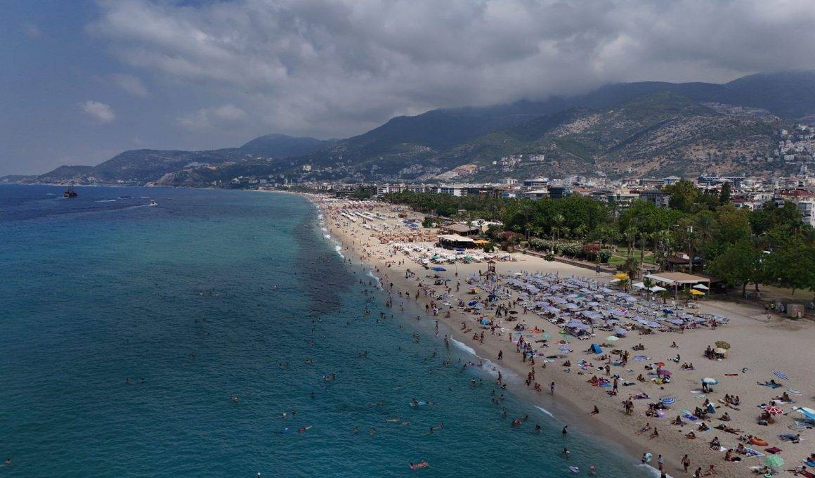 Alanya'da hava sıcaklığı arttı, turistler soluğu ünlü plajlarda aldı