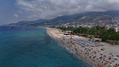 Alanya'da hava sıcaklığı arttı, turistler soluğu ünlü plajlarda aldı