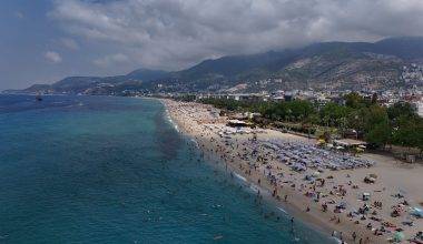 Alanya'da hava sıcaklığı arttı, turistler soluğu ünlü plajlarda aldı