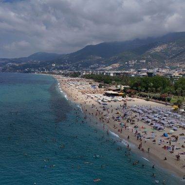 Alanya'da hava sıcaklığı arttı, turistler soluğu ünlü plajlarda aldı