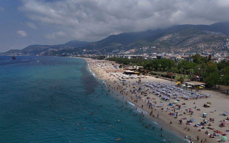 Alanya'da hava sıcaklığı arttı, turistler soluğu ünlü plajlarda aldı