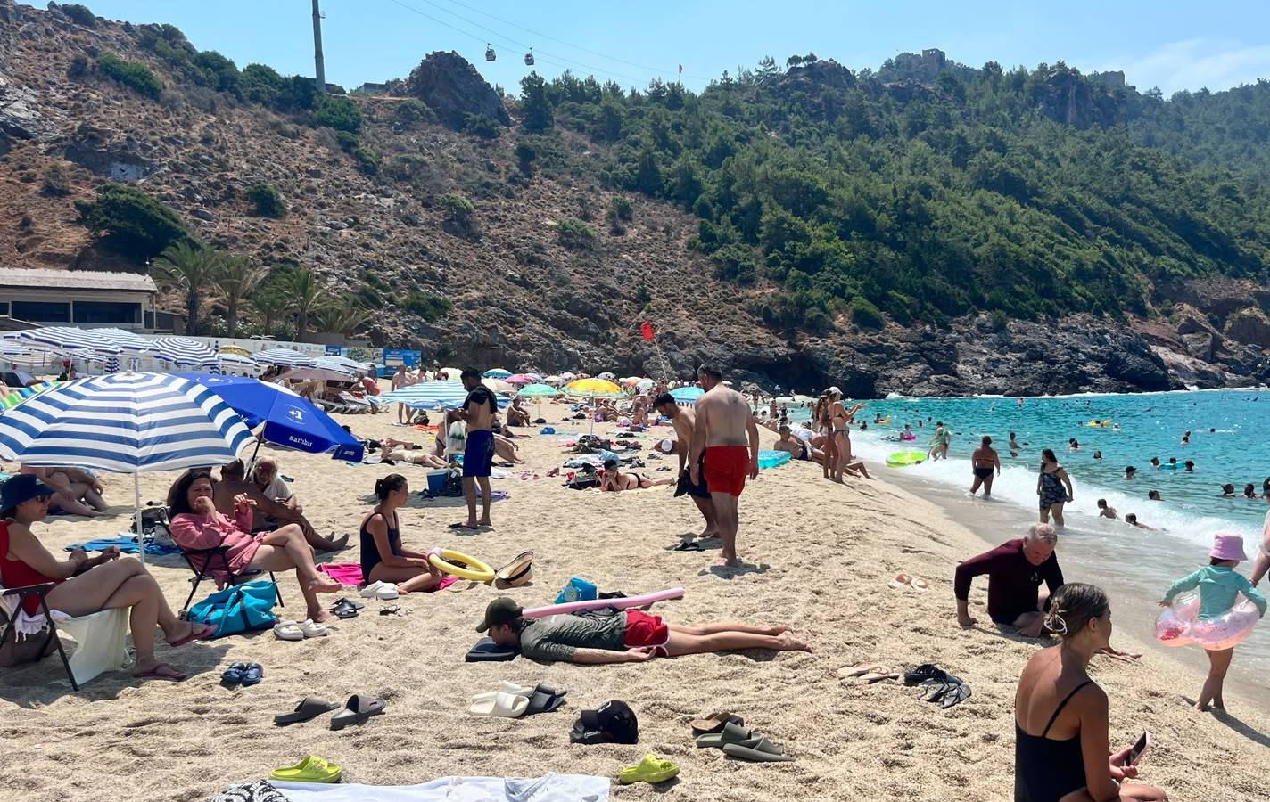 Alanya'da hava sıcaklığı arttı, turistler soluğu ünlü plajlarda aldı