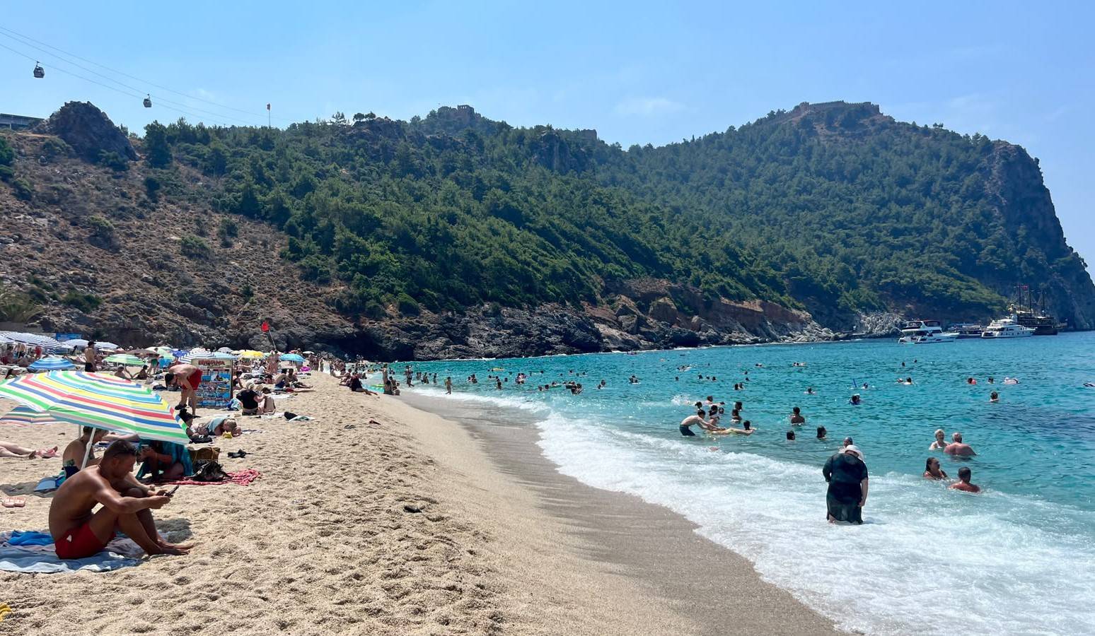 Alanya'da hava sıcaklığı arttı, turistler soluğu ünlü plajlarda aldı