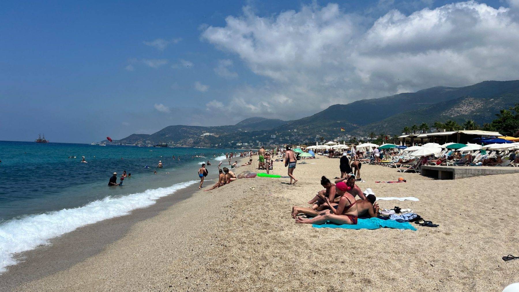 Alanya'da hava sıcaklığı arttı, turistler soluğu ünlü plajlarda aldı