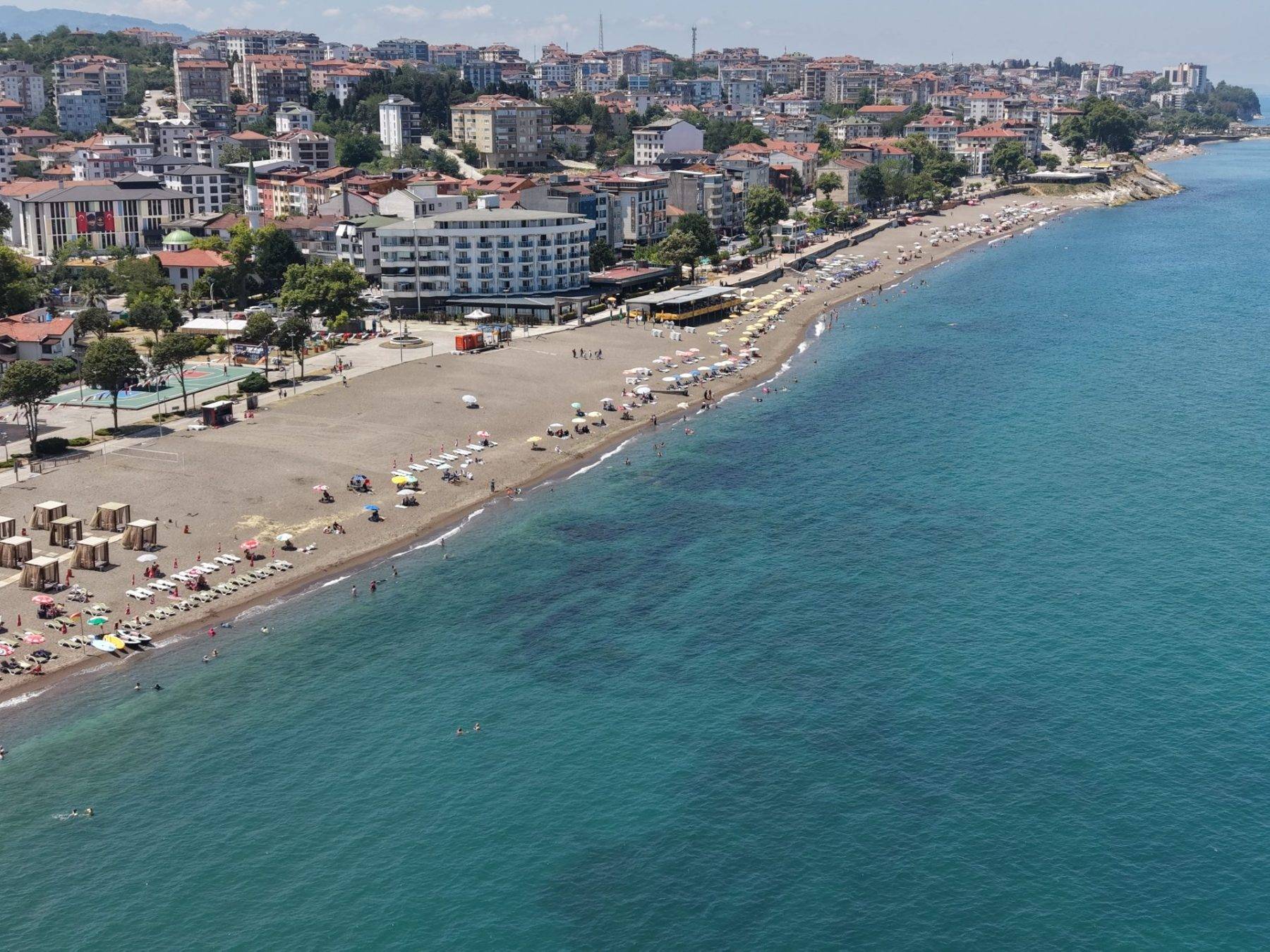 Düzce'nin Karadeniz'e açılan kapısında plajlar sıcakla hareketlendi