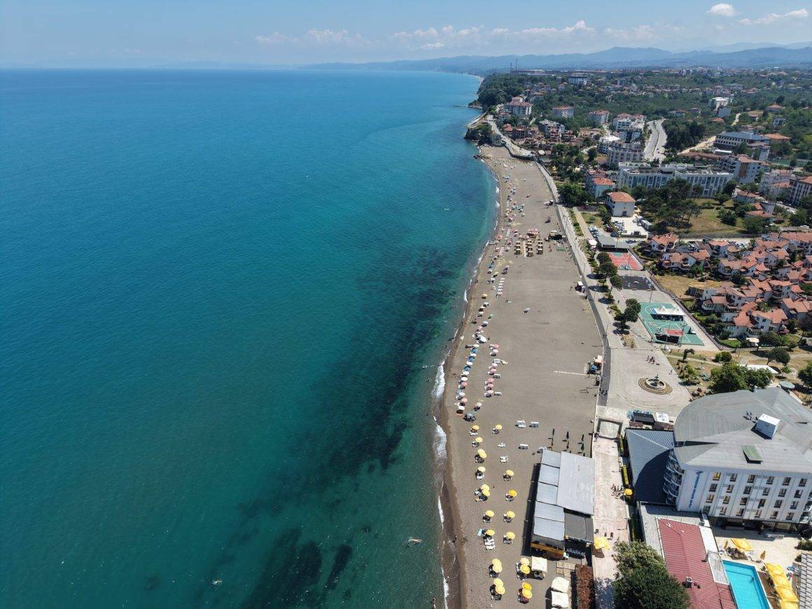 Düzce'nin Karadeniz'e açılan kapısında plajlar sıcakla hareketlendi