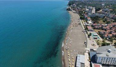 Düzce'nin Karadeniz'e açılan kapısında plajlar sıcakla hareketlendi