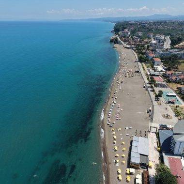 Düzce'nin Karadeniz'e açılan kapısında plajlar sıcakla hareketlendi