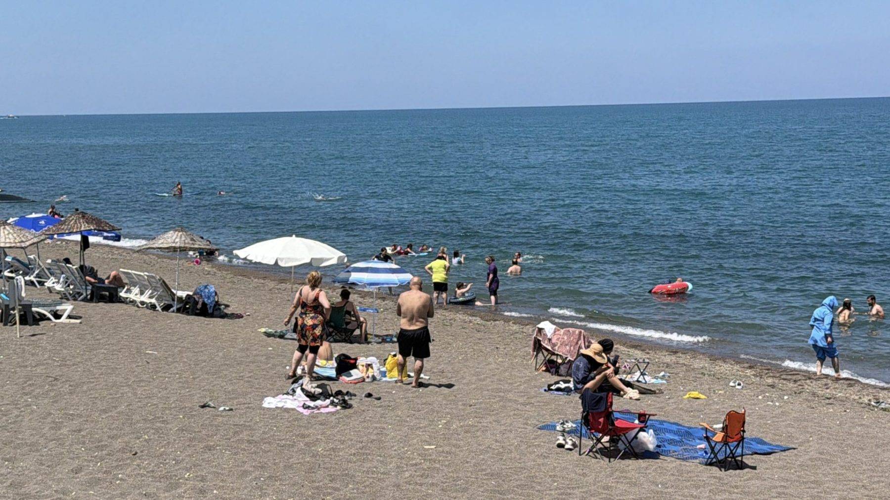 Düzce'nin Karadeniz'e açılan kapısında plajlar sıcakla hareketlendi