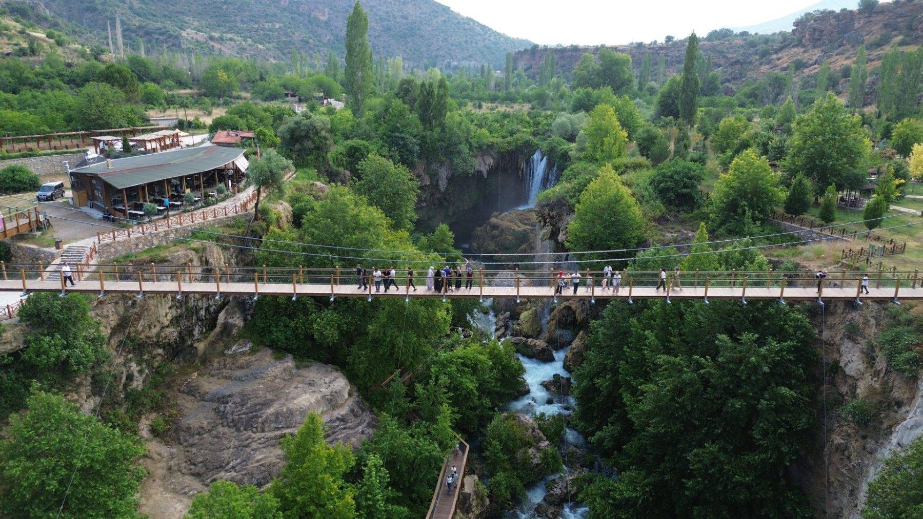 Konya'da masalsı doğa harikası: Yerköprü Şelalesi ilgilerin odağında