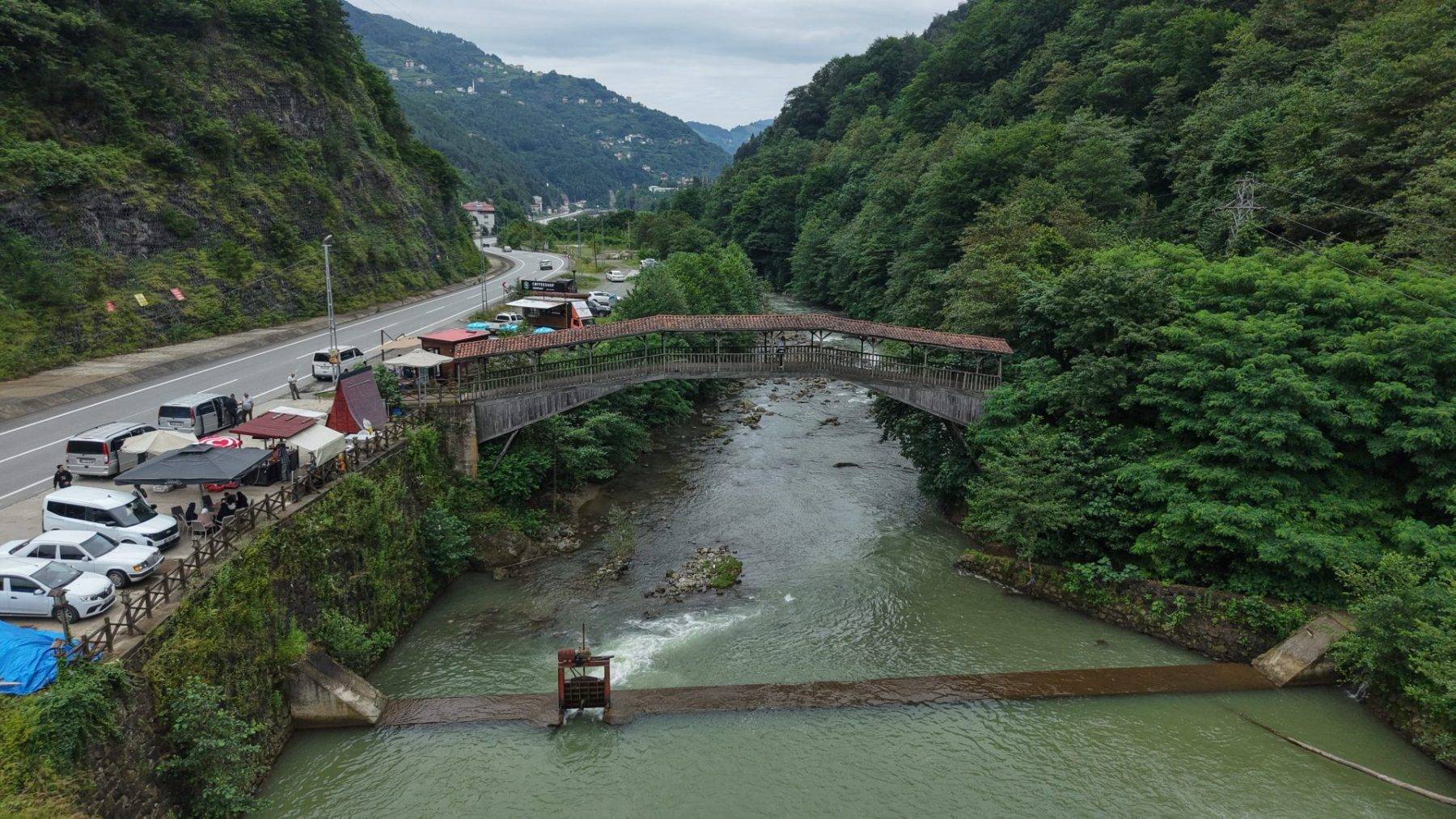Bölgede benzeri bulunmuyor! Turistler Trabzon'un tarihi köprüsüne akın ediyor