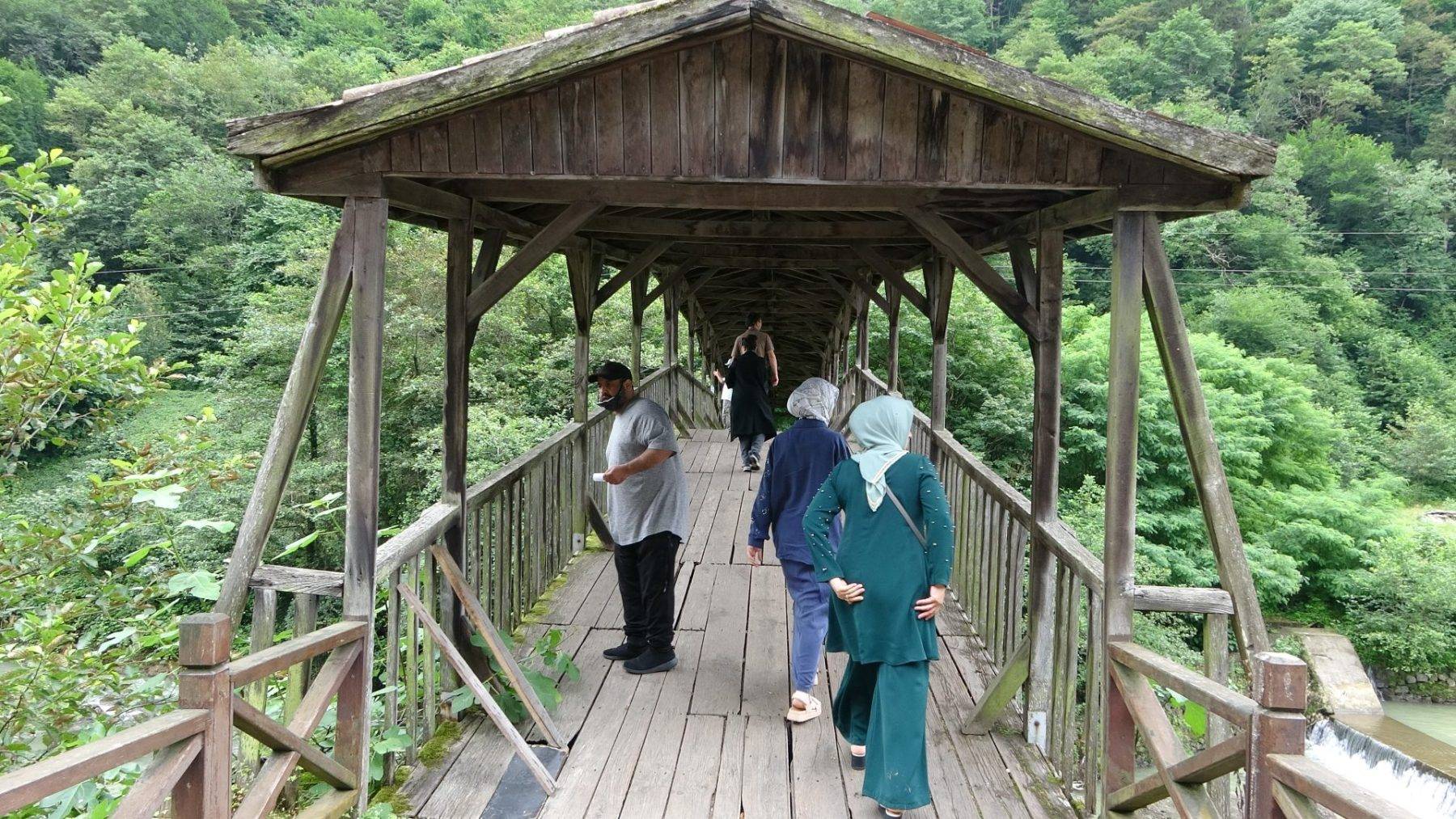 Bölgede benzeri bulunmuyor! Turistler Trabzon'un tarihi köprüsüne akın ediyor