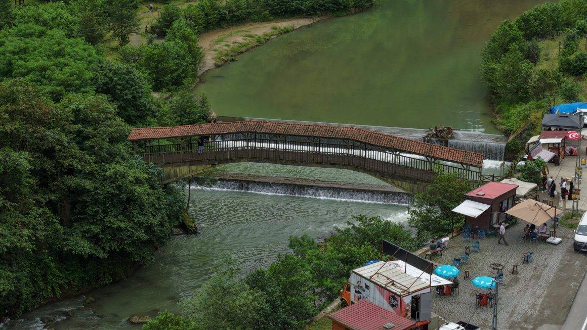 Bölgede benzeri bulunmuyor! Turistler Trabzon'un tarihi köprüsüne akın ediyor