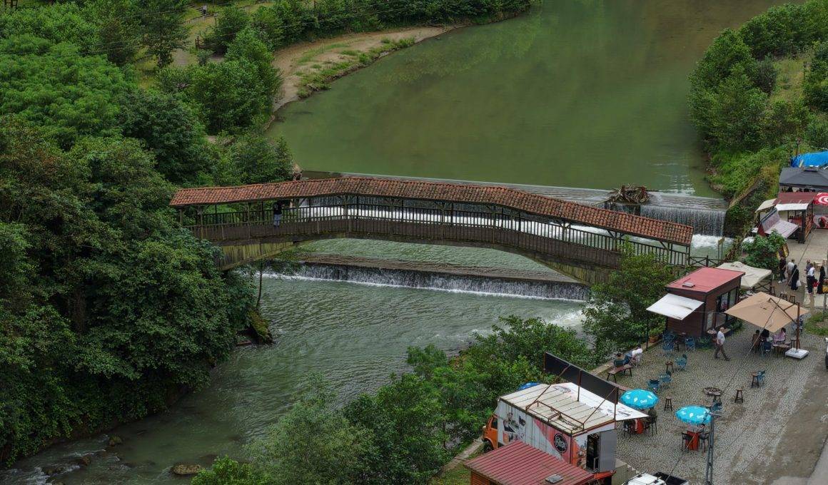 Bölgede benzeri bulunmuyor! Turistler Trabzon'un tarihi köprüsüne akın ediyor