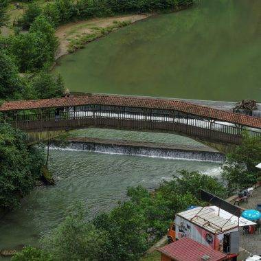 Bölgede benzeri bulunmuyor! Turistler Trabzon'un tarihi köprüsüne akın ediyor