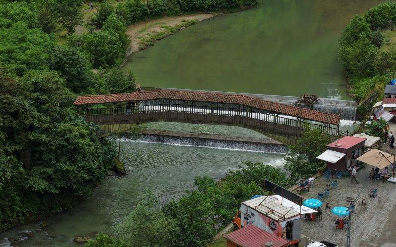 Bölgede benzeri bulunmuyor! Turistler Trabzon'un tarihi köprüsüne akın ediyor
