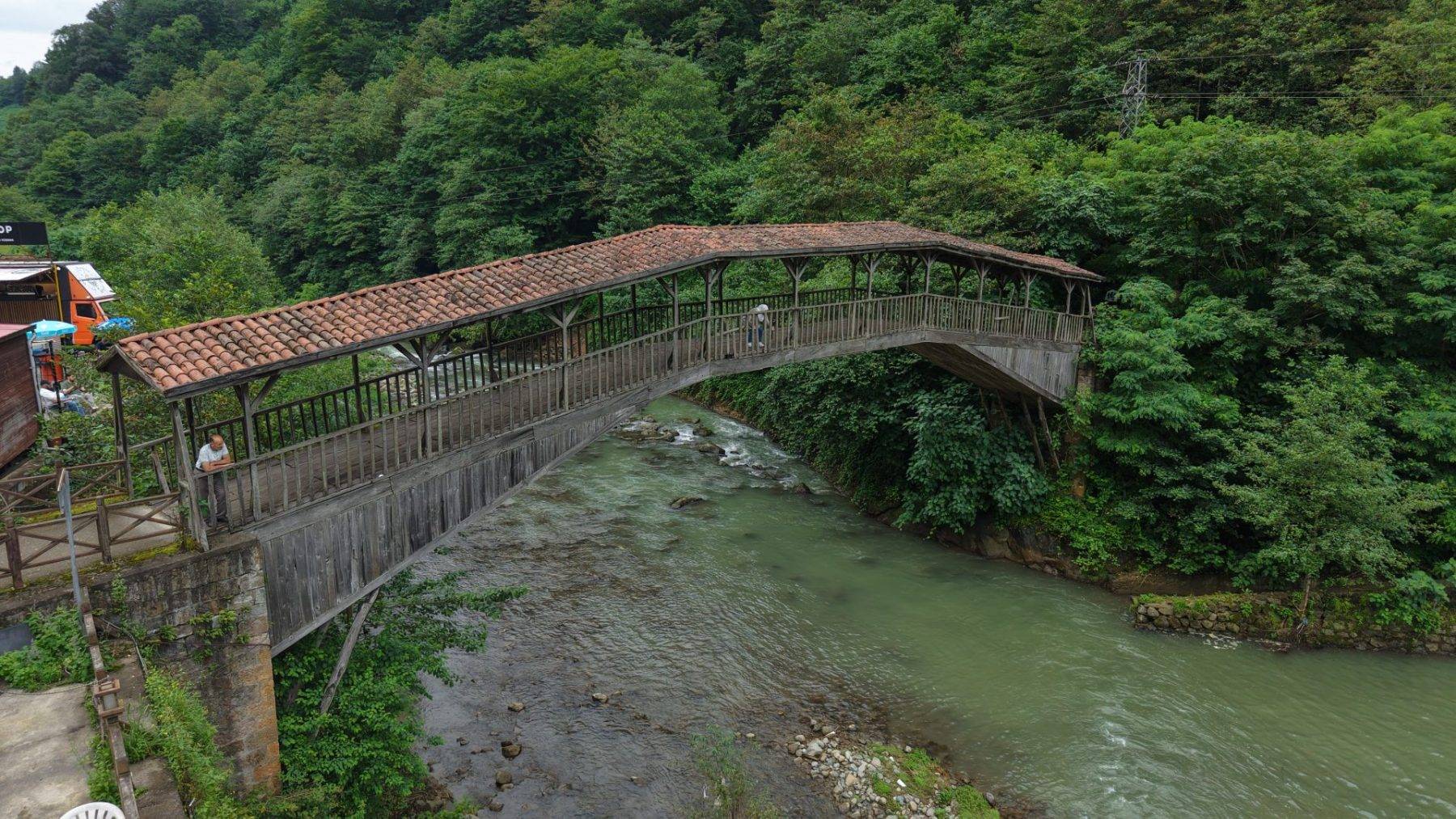 Bölgede benzeri bulunmuyor! Turistler Trabzon'un tarihi köprüsüne akın ediyor