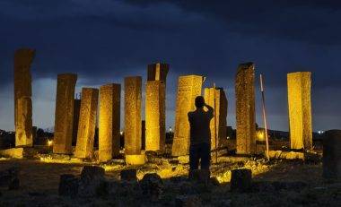 Dünyanın en büyük Türk-İslam mezarlığı gece atmosferiyle mest ediyor
