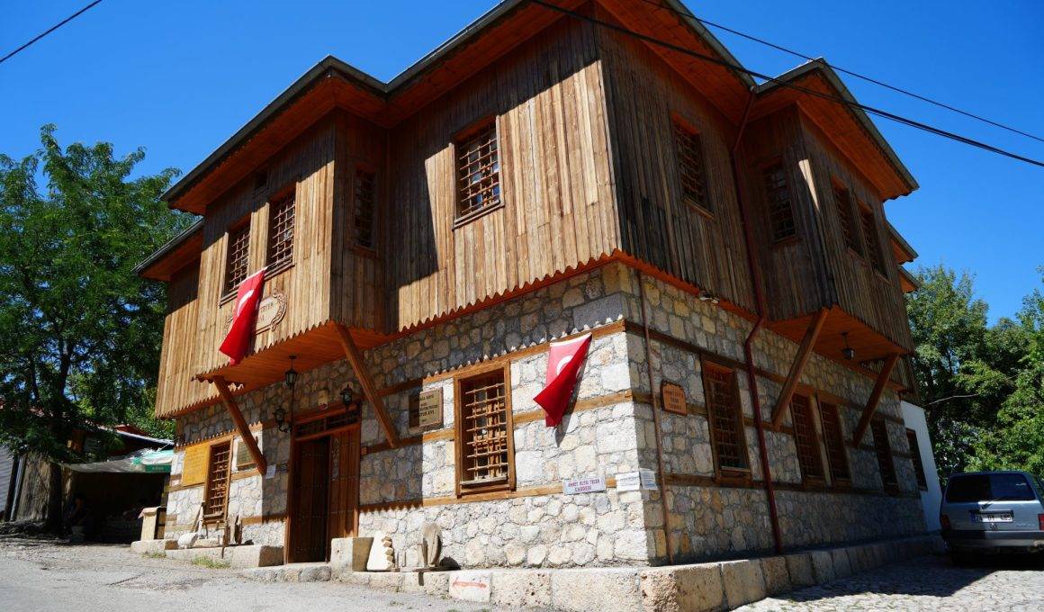 Ünlü 'Orda bir köy var uzakta' şiirine konu olan köy yoğun ilgi görüyor