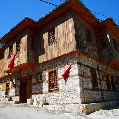 Ünlü 'Orda bir köy var uzakta' şiirine konu olan köy yoğun ilgi görüyor