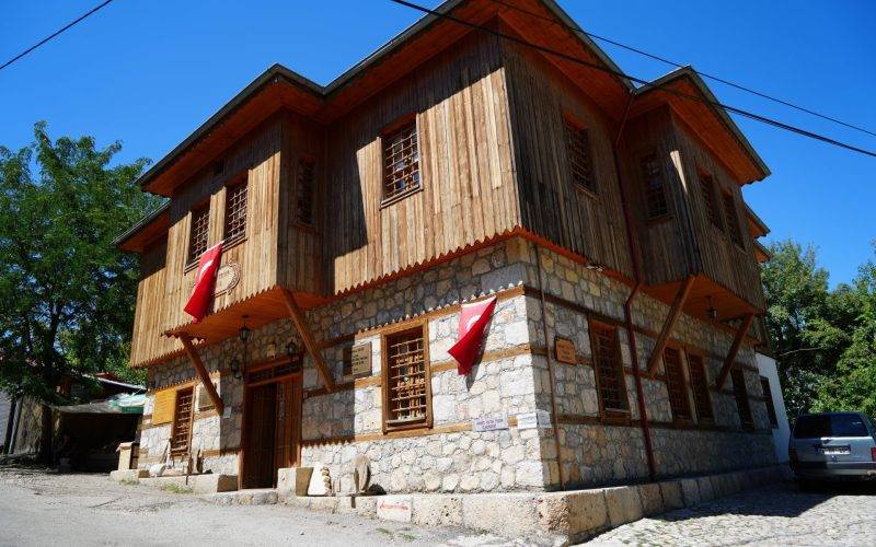 Ünlü 'Orda bir köy var uzakta' şiirine konu olan köy yoğun ilgi görüyor